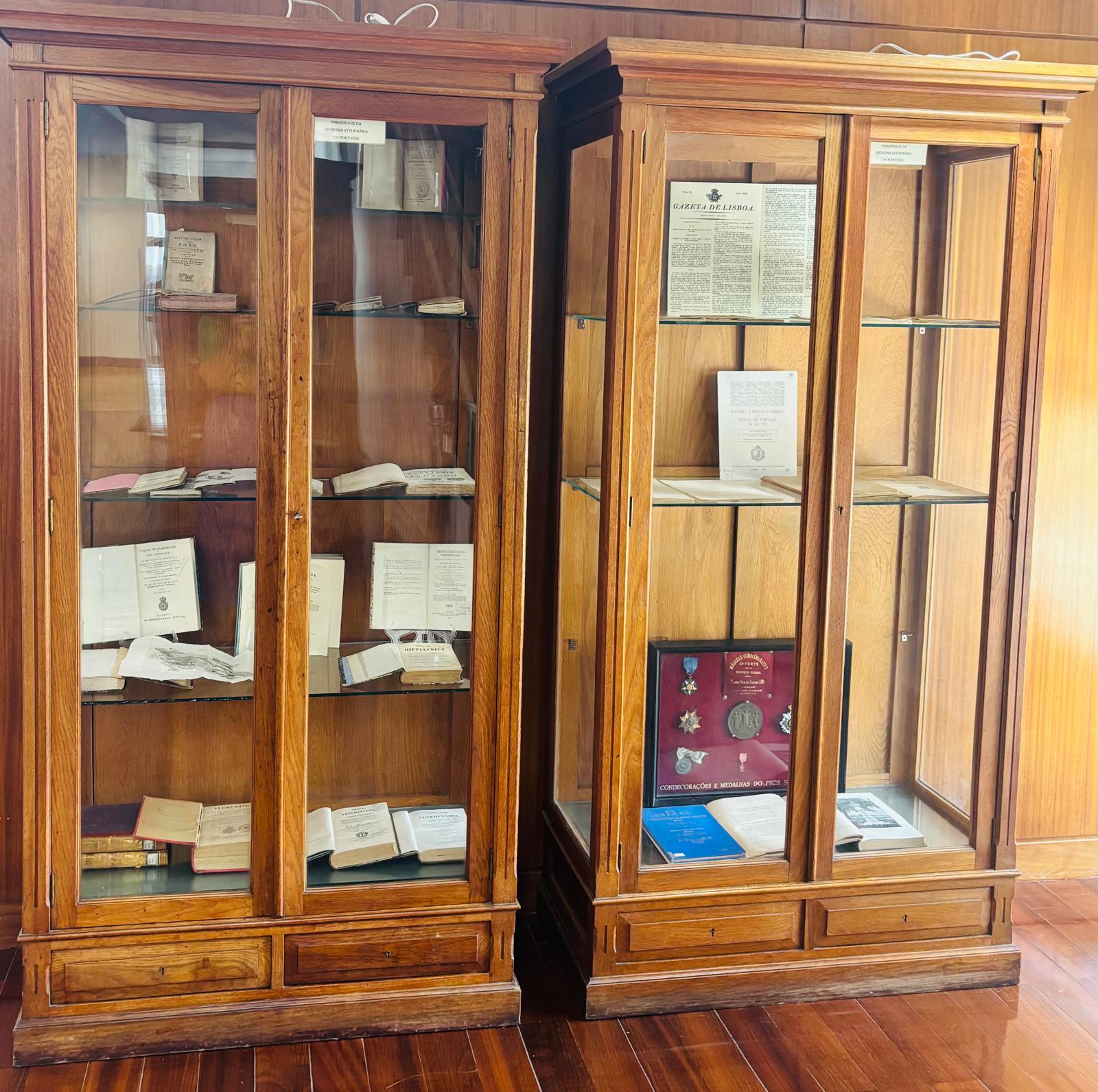 Vitrines onde se encontra patente a mostra bibliográfica